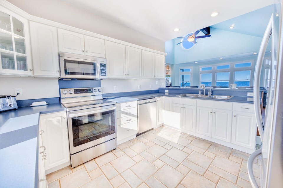 08-Surf-Or-Sound-Realty-969-Buxton Beauty-Kitchen-02