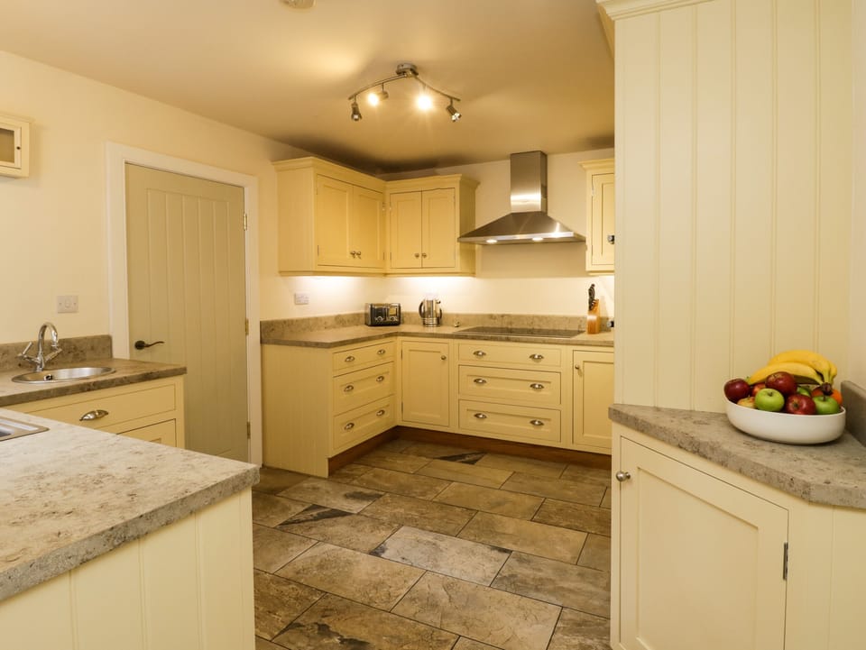 Cottage | Private kitchen | Fridge, microwave, dishwasher, electric kettle