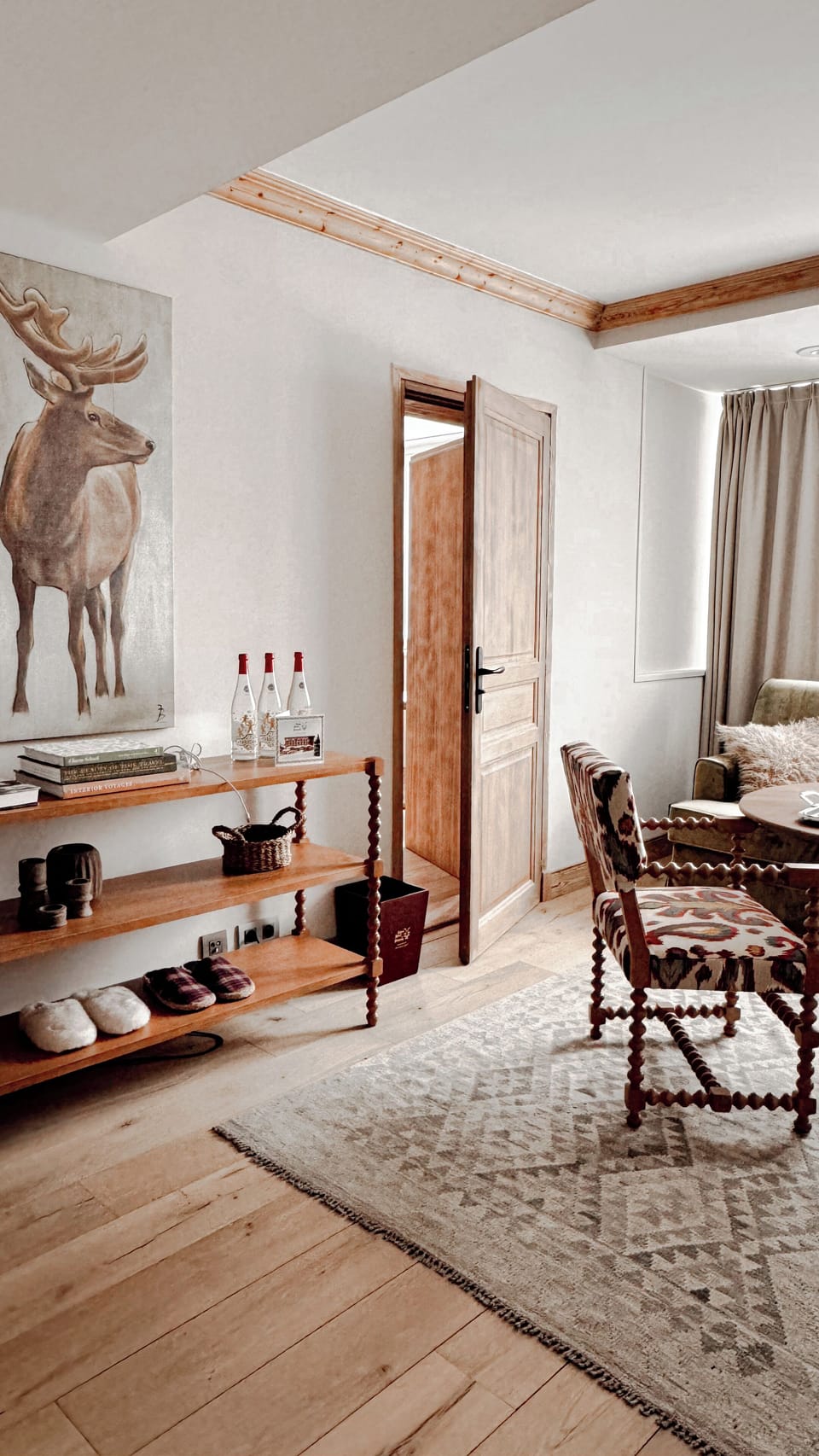 Deluxe Suite | Living area | Flat-screen TV, pay movies