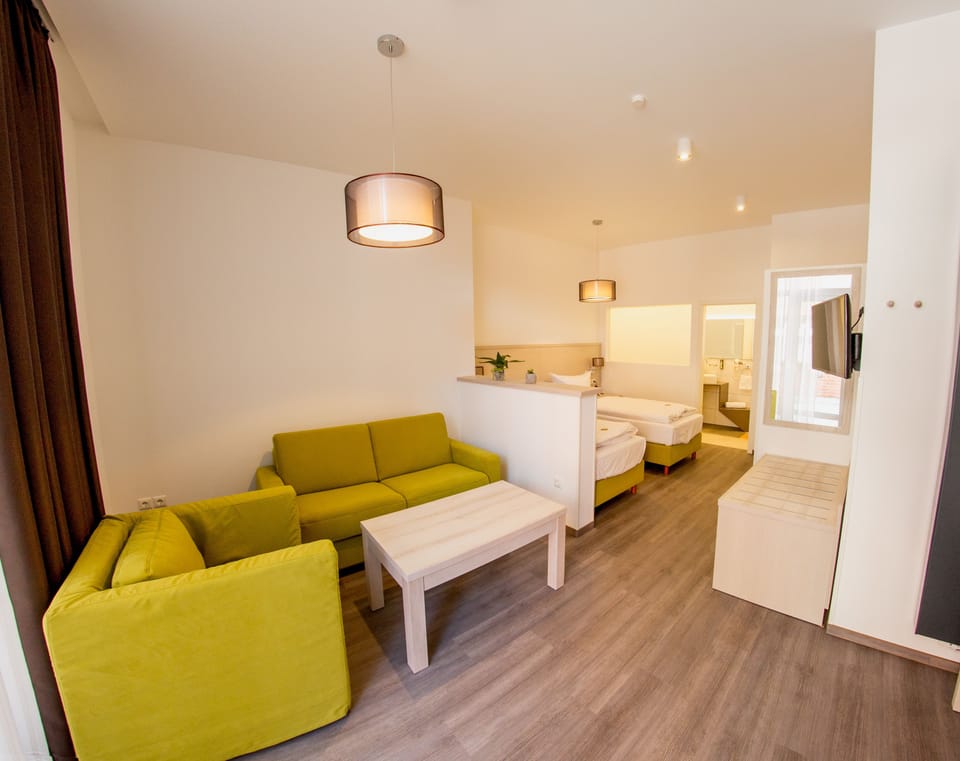 Comfort Double Room | Hypo-allergenic bedding, minibar, in-room safe, desk