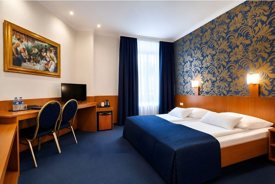 Double Room, 1 King Bed | Premium bedding, pillowtop beds, minibar, in-room safe