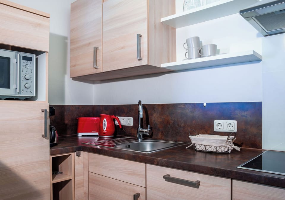 Studio standard | Private kitchen | Fridge, microwave, stovetop, coffee/tea maker