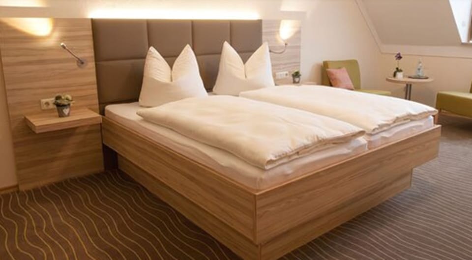 Comfort Double Room, 1 King Bed | Premium bedding, in-room safe, desk, blackout drapes