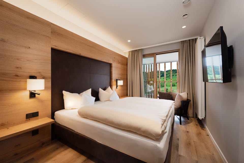 Luxury Suite | Hypo-allergenic bedding available, minibar, in-room safe