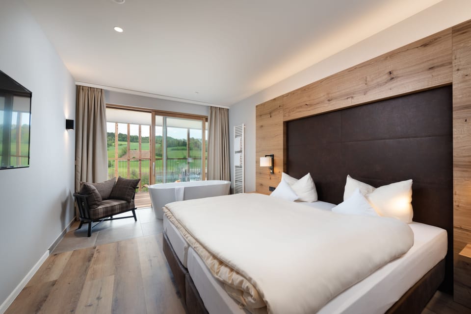 Luxury Suite | Hypo-allergenic bedding available, minibar, in-room safe
