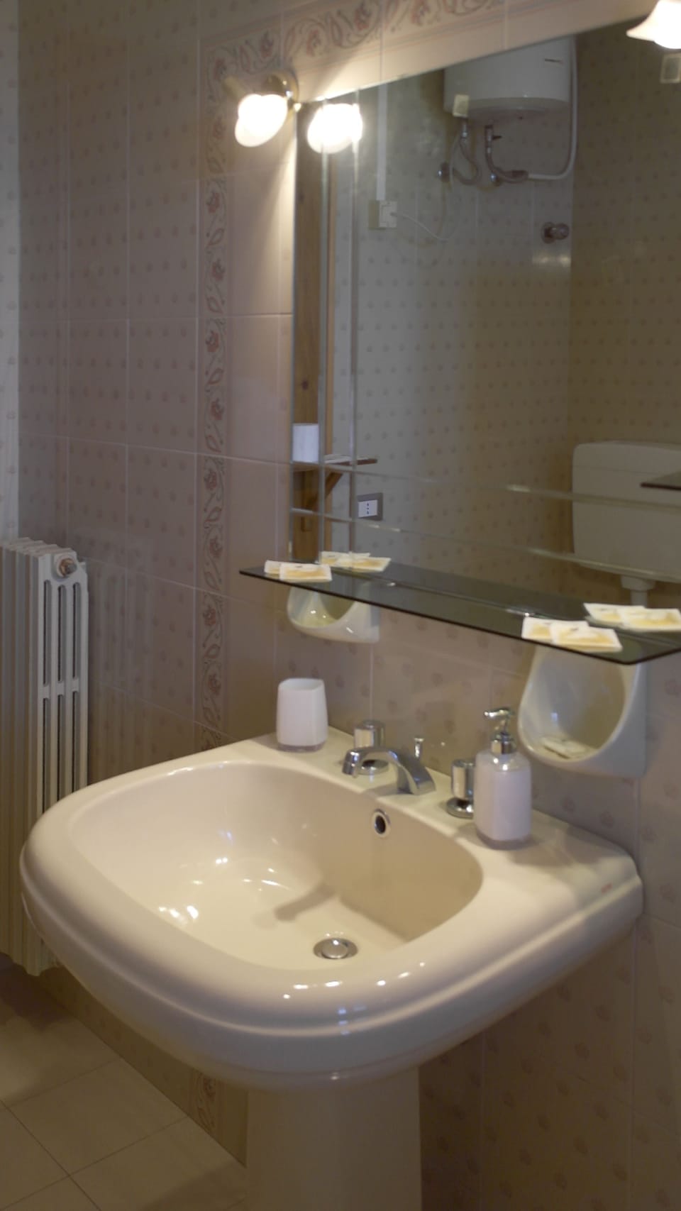 Comfort Triple Room, Balcony | Bathroom | Shower, free toiletries, hair dryer, slippers