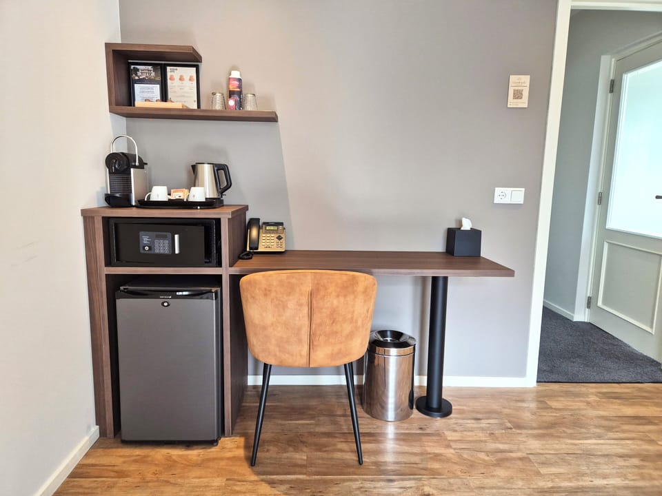 Deluxe Room, 2 Twin Beds | Minibar