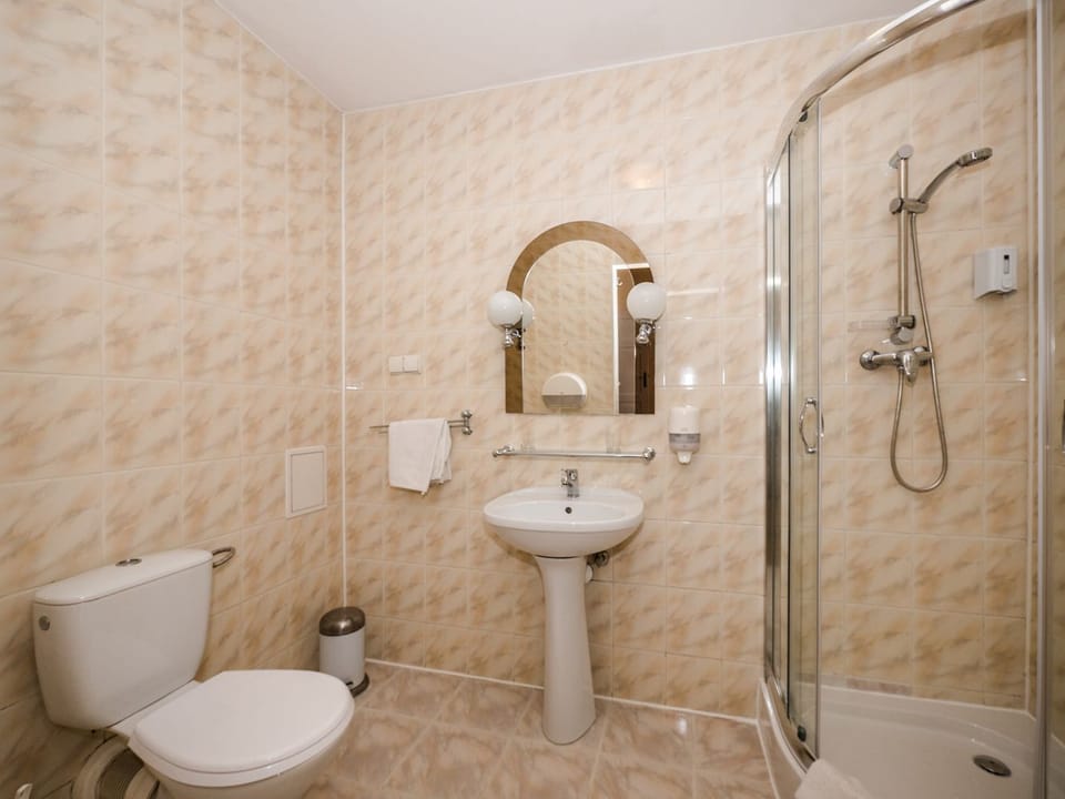 Standard Twin Room, City View | Bathroom | Shower, hair dryer, towels