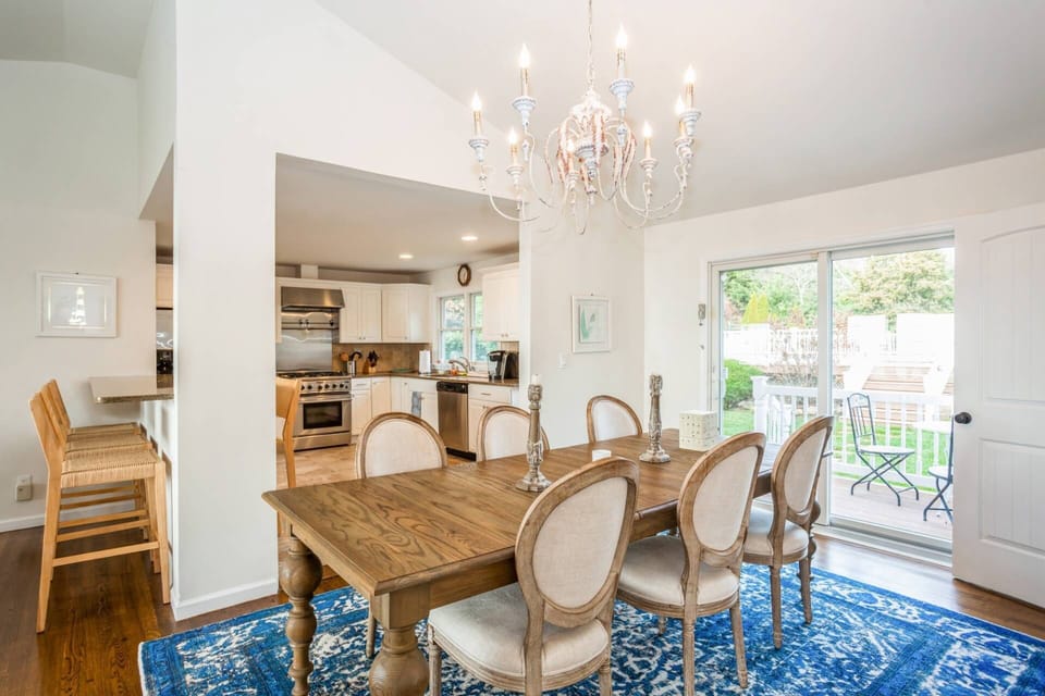 Dining area off kitchen