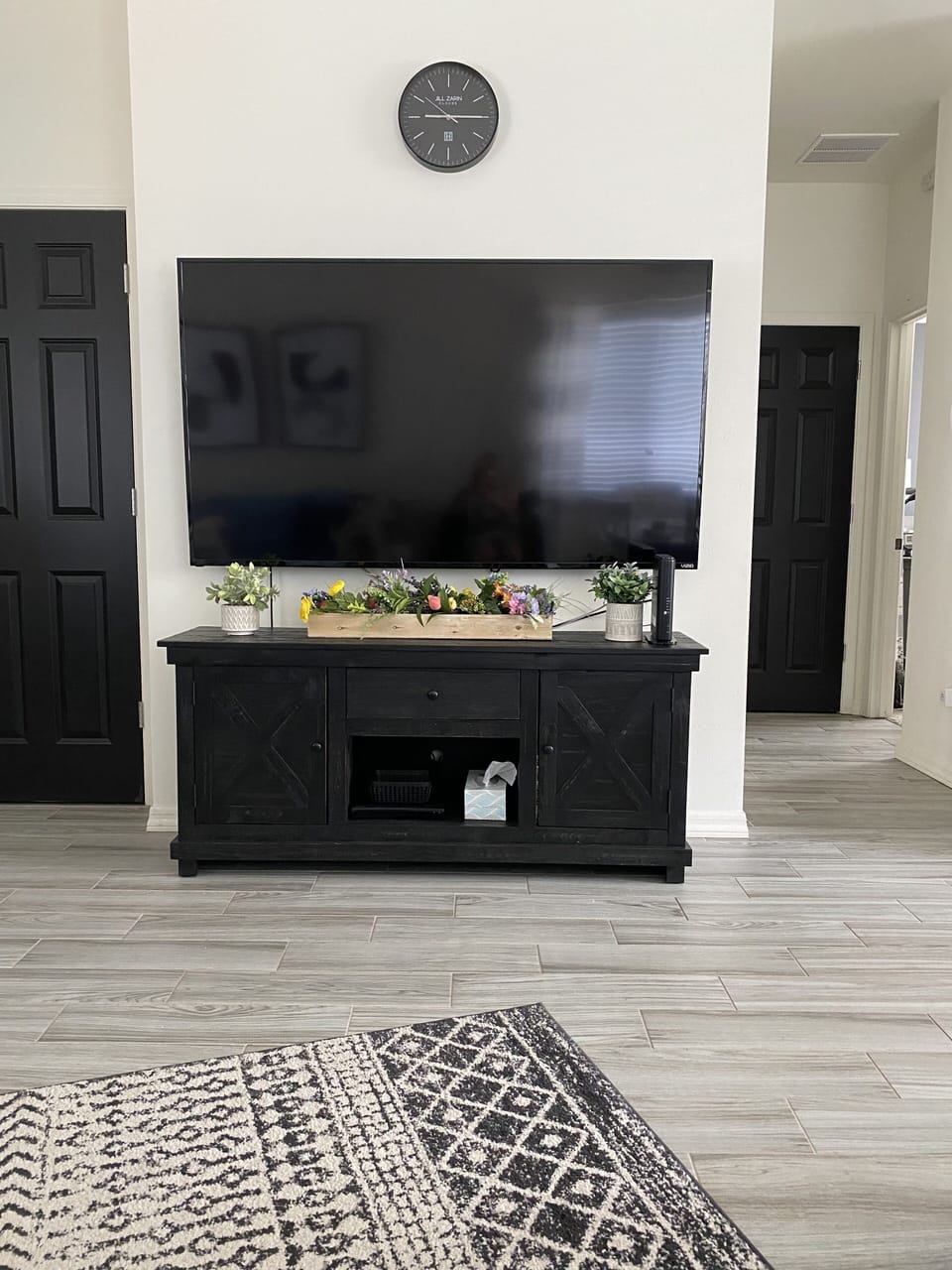 Family room with 70 inch smart tv and DVD player (movies provided)