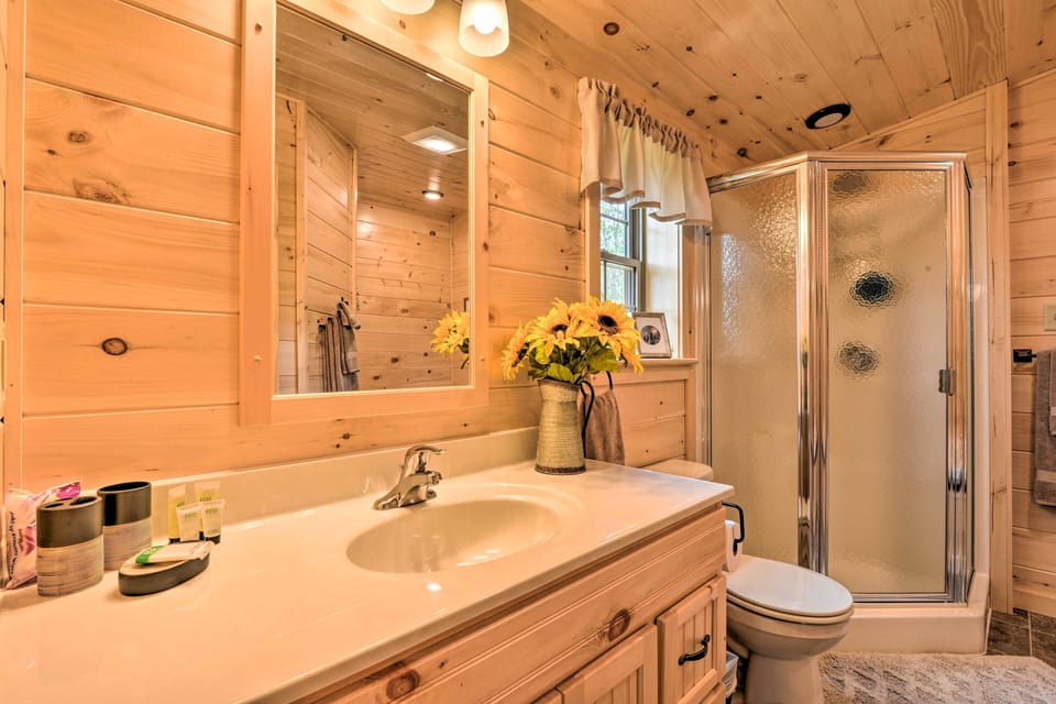 En-Suite Bathroom | Jetted Tub | Hair Dryer