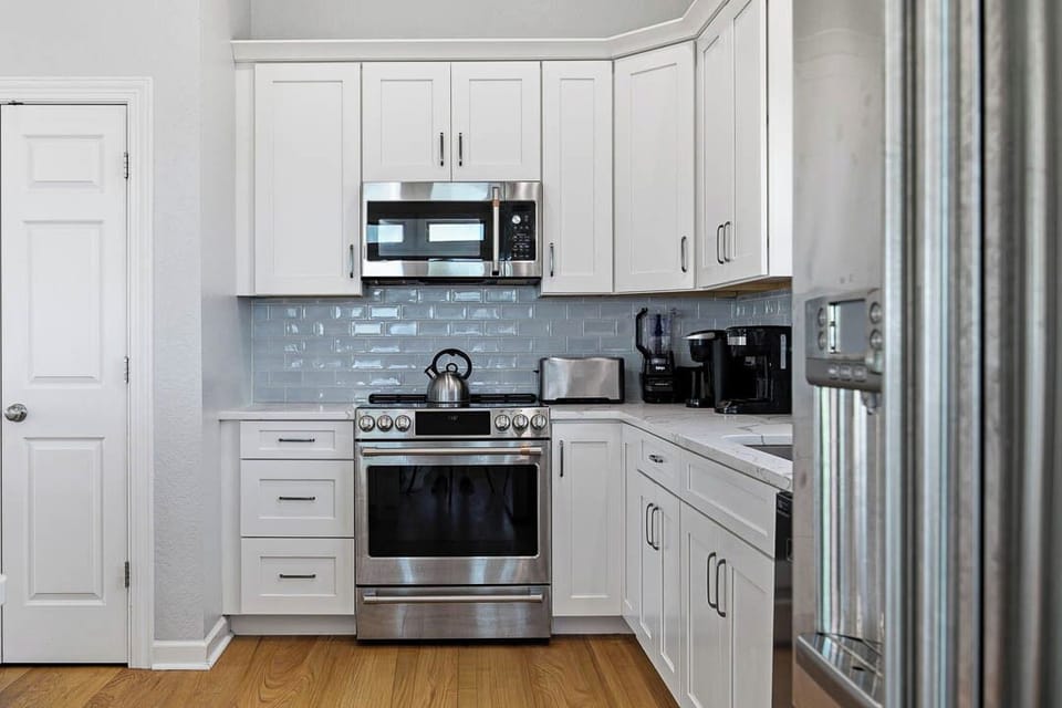 Top-Level Kitchen with Bar (seats 6)