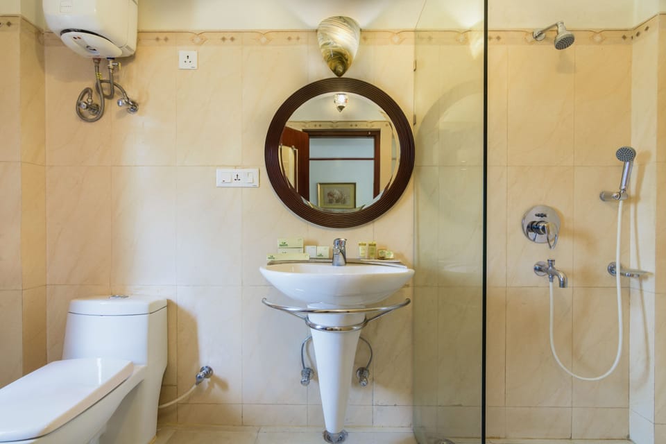 Premium Double Room | Bathroom | Shower, free toiletries, towels