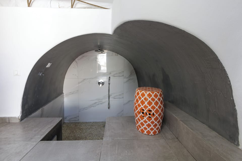 Cave House Suite | Bathroom | Shower, rainfall showerhead, hair dryer, bathrobes