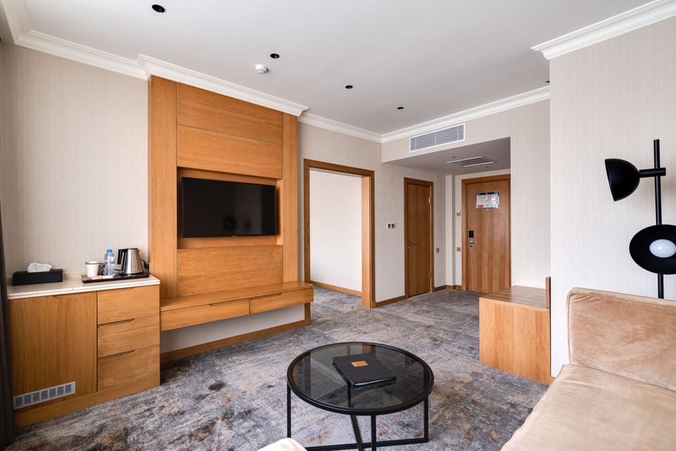 Luxury Room | In-room safe, desk, laptop workspace, blackout drapes