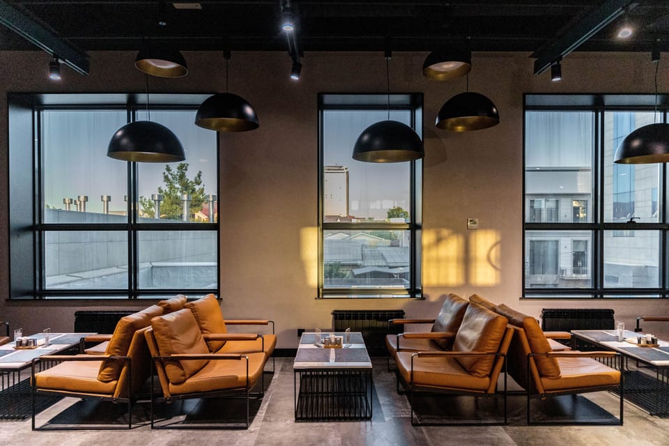 2 bars/lounges