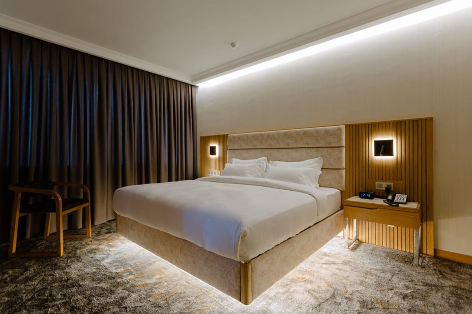 Luxury Room | In-room safe, desk, laptop workspace, blackout drapes