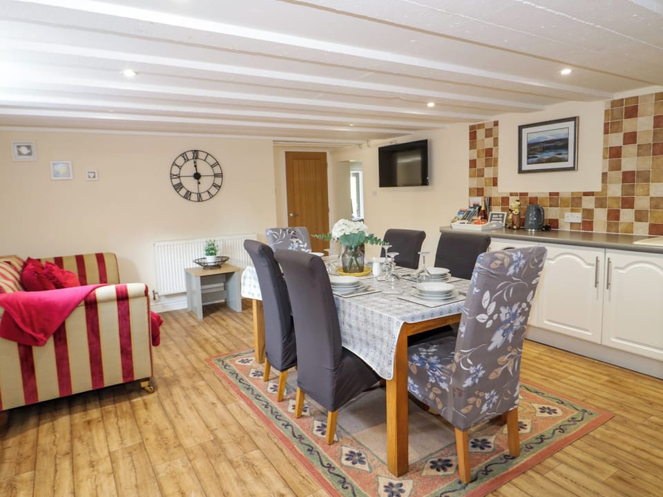 Cottage | Dining