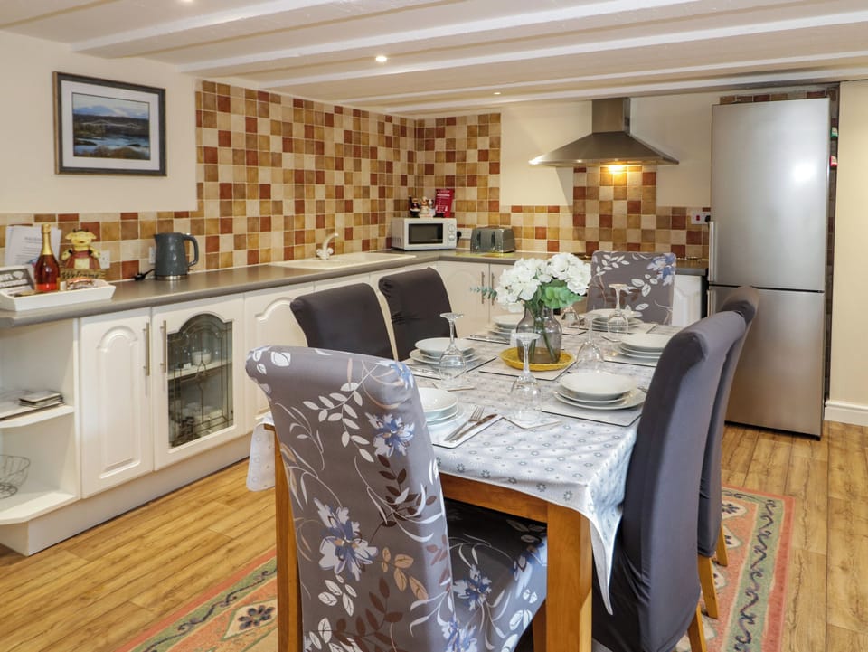 Cottage | Dining