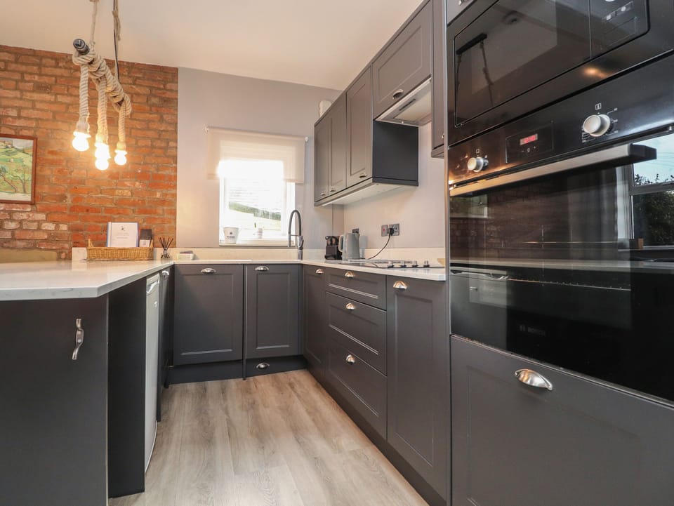 Cottage | Private kitchen | Fridge, microwave, dishwasher, cookware/dishes/utensils