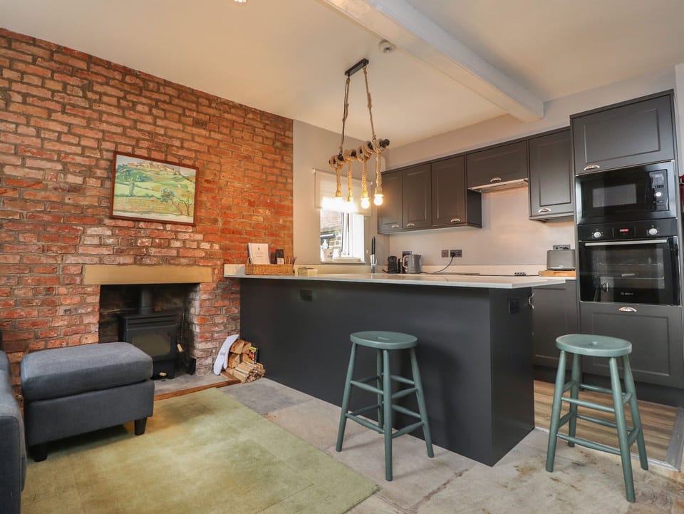 Cottage | Private kitchen | Fridge, microwave, dishwasher, cookware/dishes/utensils
