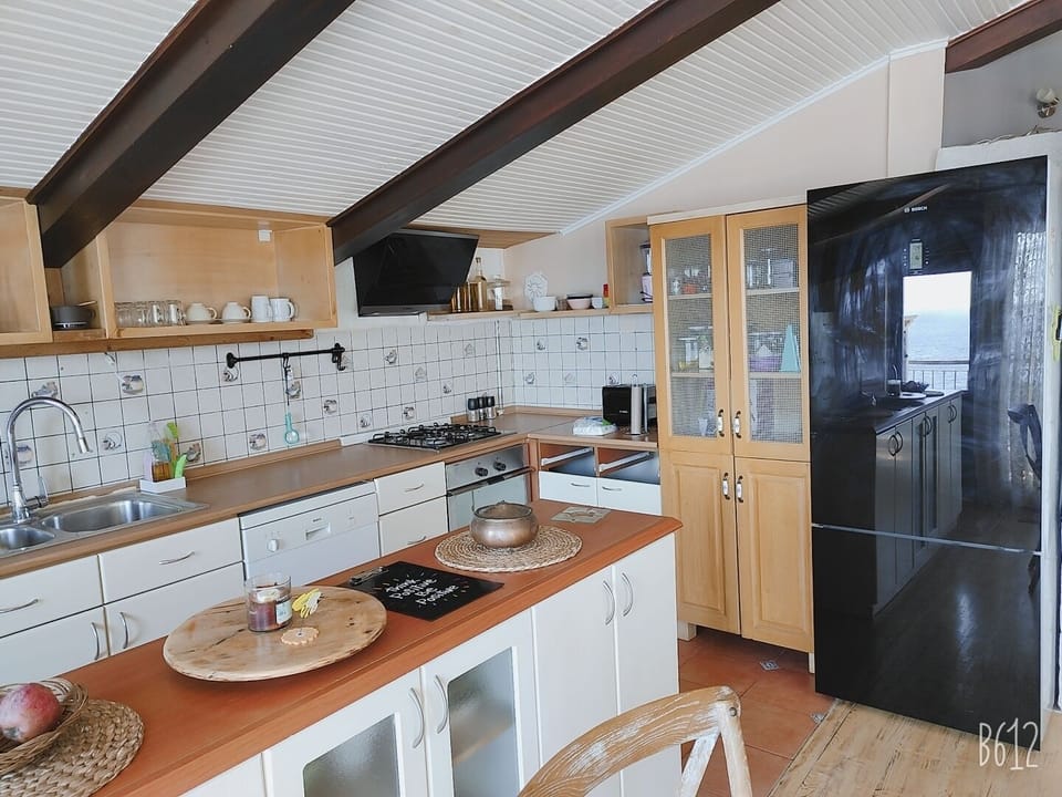 Panoramic Penthouse | Private kitchen | Fridge, oven, stovetop, dishwasher