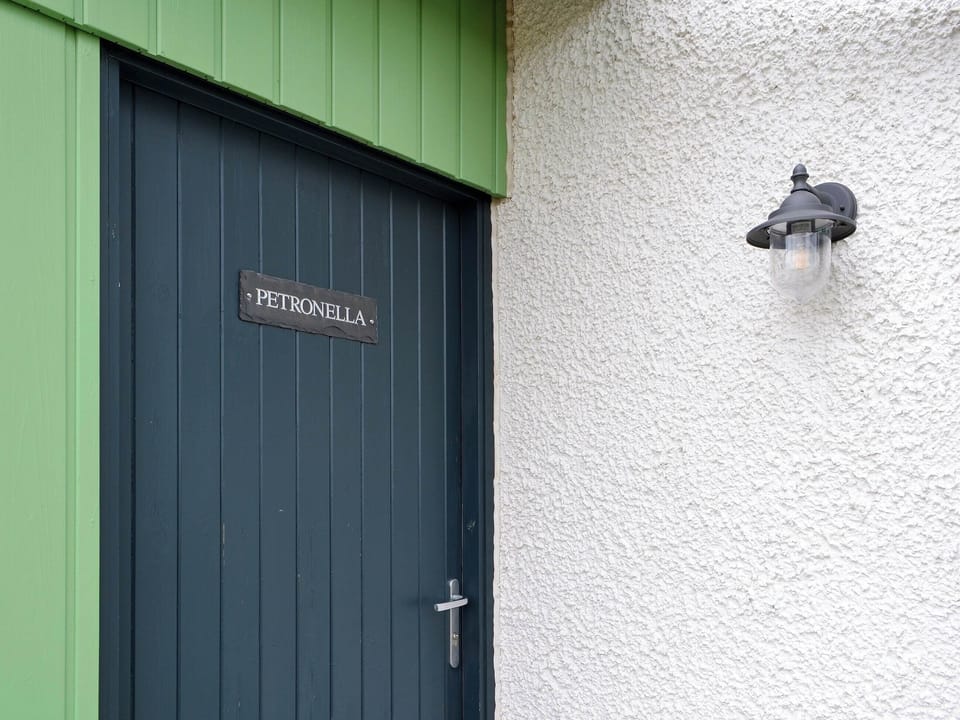 Main entrance | Petronella - Paddockhall Cottages, Linlithgow, near Edinburgh 