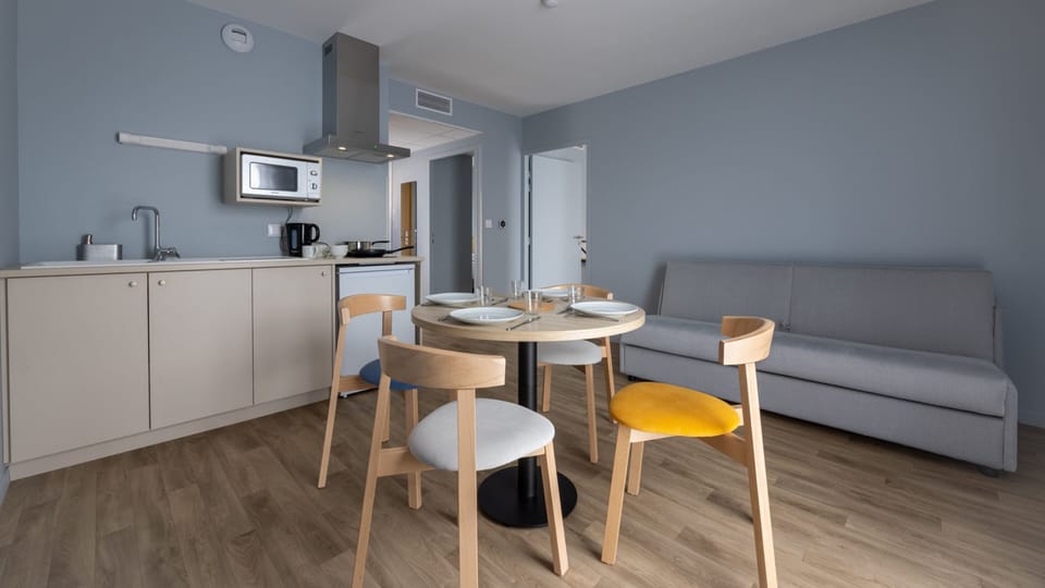 Family Studio | Premium bedding, desk, laptop workspace, soundproofing