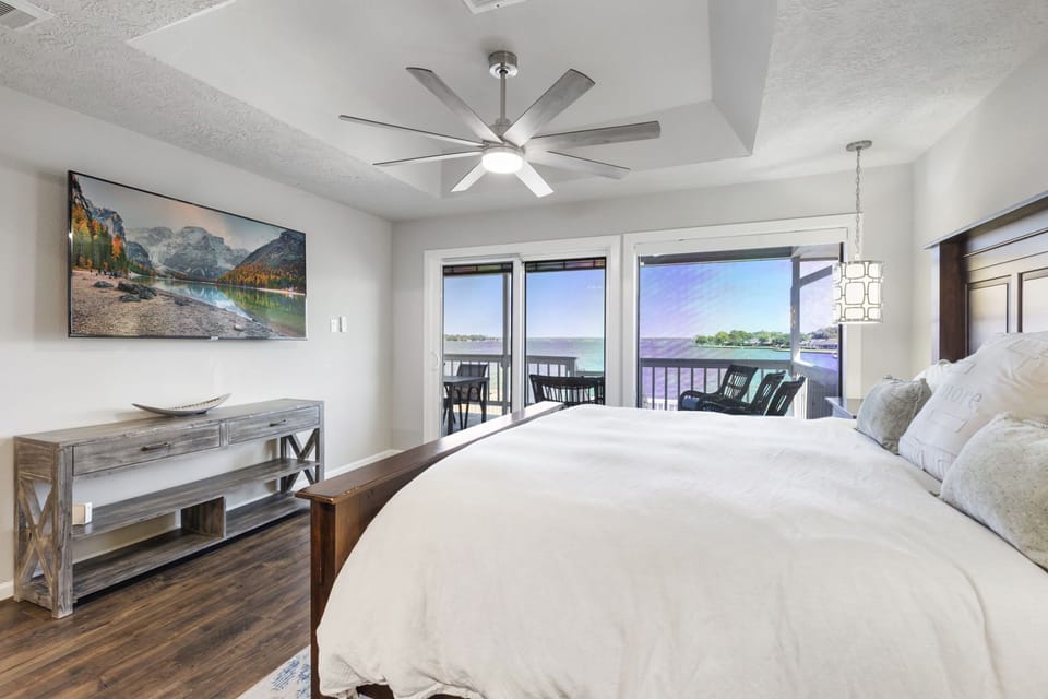 Primary w/king bed/tempur-pedic mattress, private balcony w endless lake views