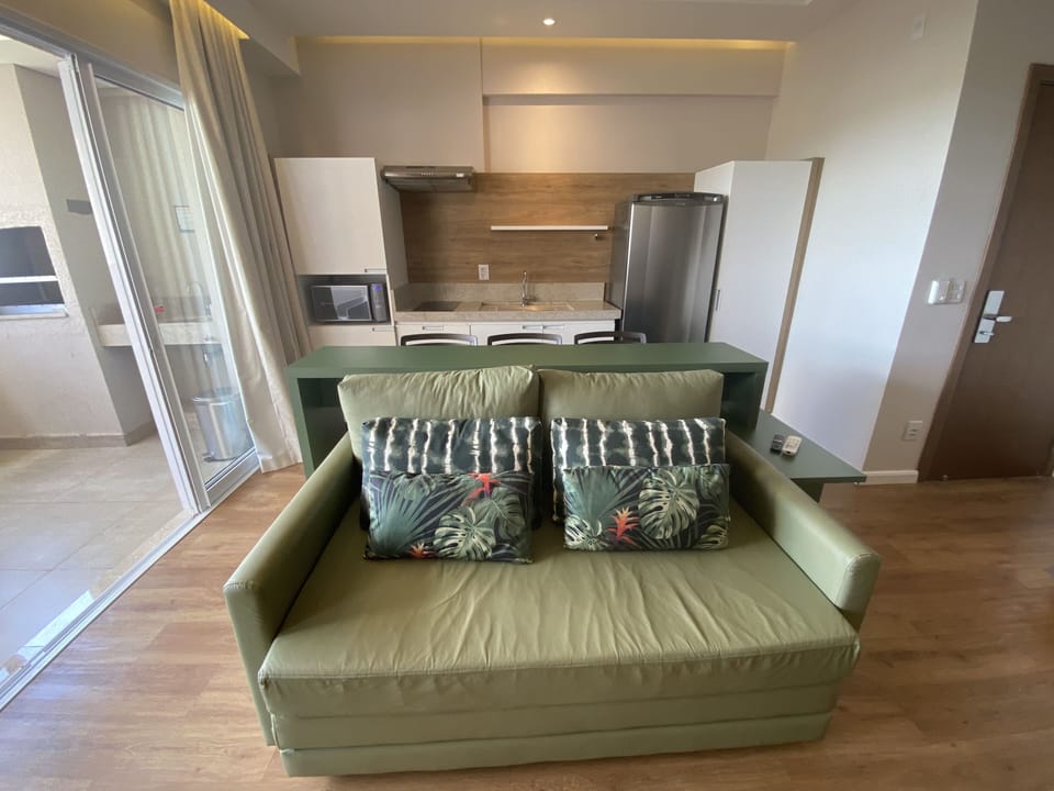 Suíte, Vista para o pôr do sol - Incluso acesso ao Parque Aquático Hot Beach Olímpia | Living area | 43-inch Smart TV with digital channels, TV, foosball