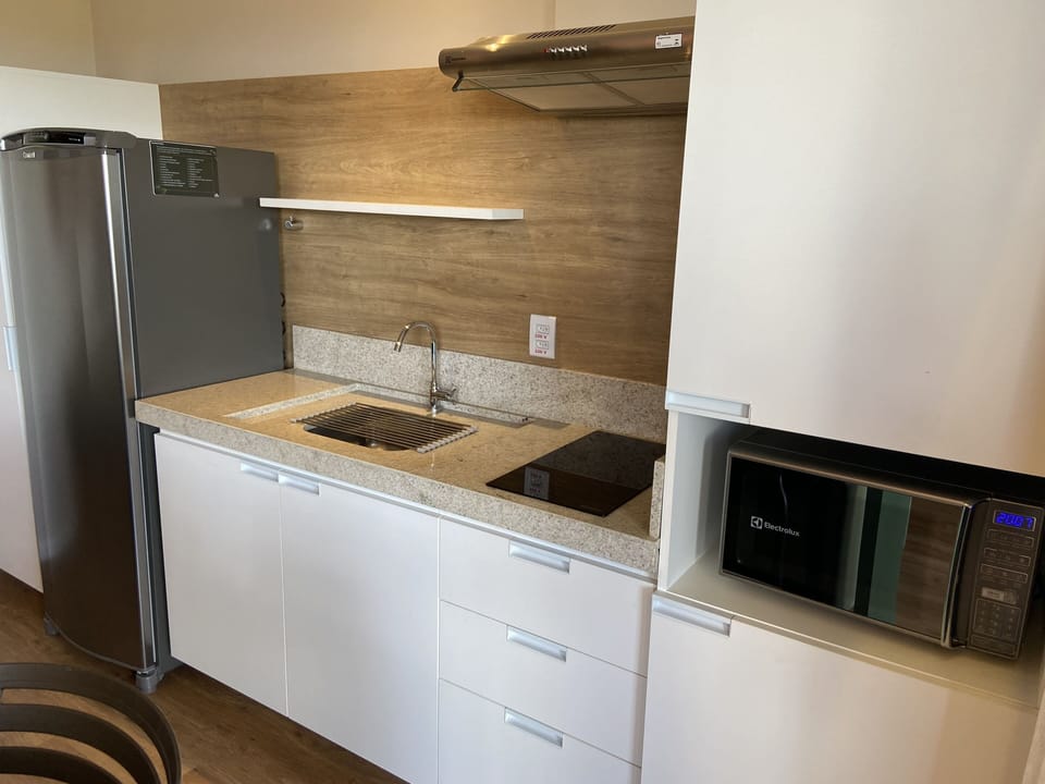 Suíte, Vista para o pôr do sol - Incluso acesso ao Parque Aquático Hot Beach Olímpia | Private kitchen | Full-size fridge, microwave, stovetop