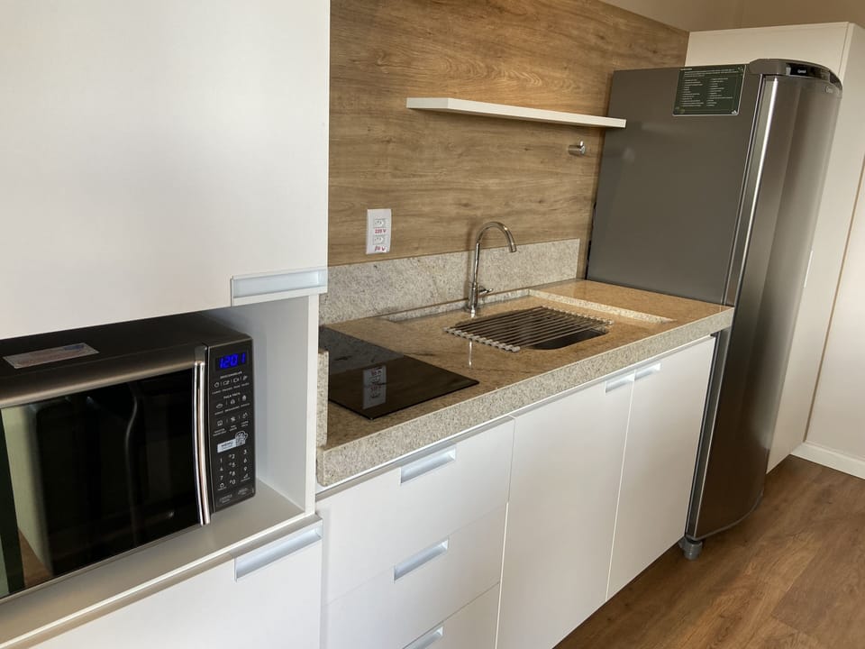 Suíte premier - Incluso acesso ao Parque Aquático Hot Beach Olímpia | Private kitchen | Full-size fridge, microwave, stovetop