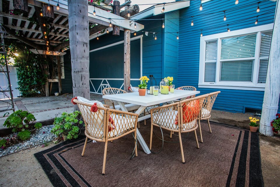 Relaxing patio dining for 6
