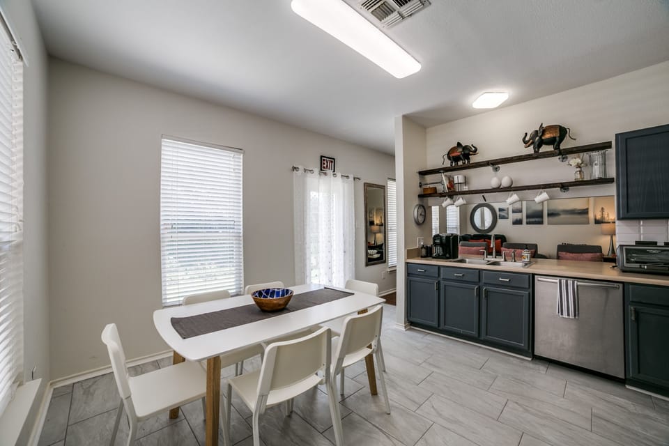 Fabulous dining table, and kitchen appliances 