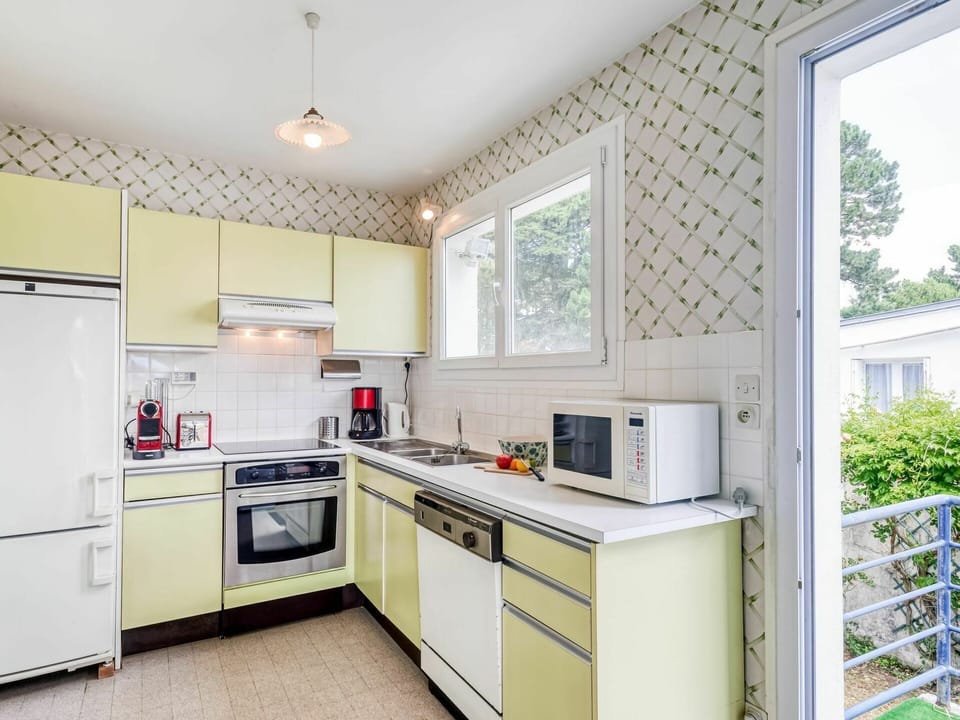 Cabinetry, Countertop, Furniture, Property, Kitchen Stove, Kitchen Appliance, Kitchen, Window, Home Appliance, Wood