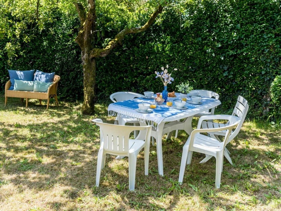 Table, Plant, Furniture, Outdoor Table, Outdoor Furniture, Tree, Chair, Grass, Leisure, Natural Landscape