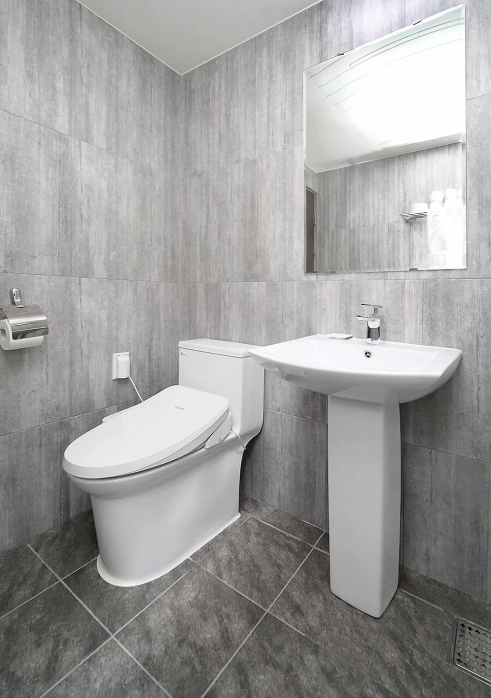 Deluxe Double Room | Bathroom | Shower, free toiletries, hair dryer, slippers