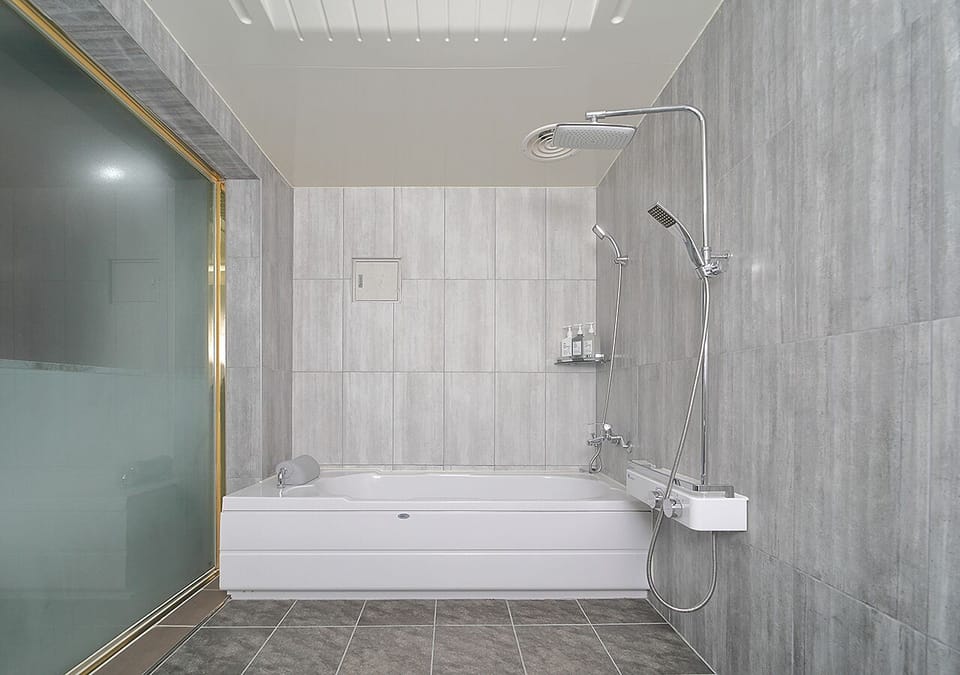 Suite | Bathroom | Shower, free toiletries, hair dryer, slippers