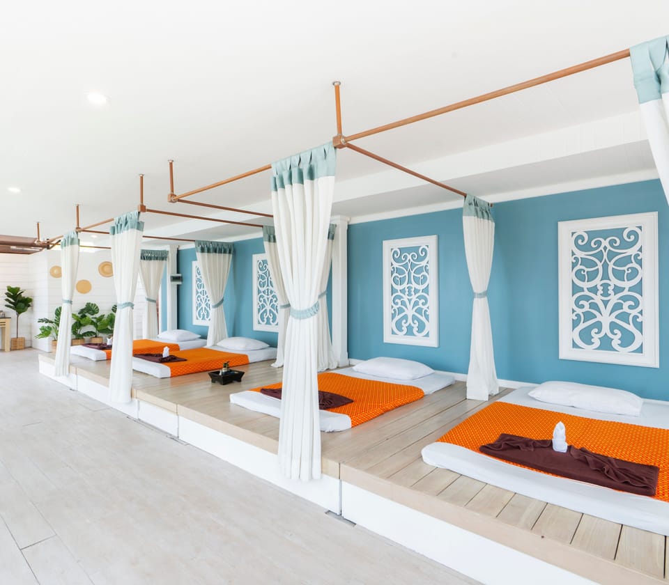 Cosy Beach Hotel Hotel in Pattaya City