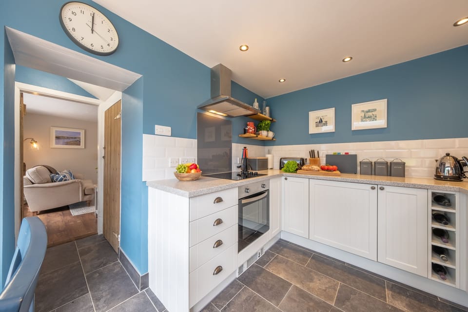 Ground floor: Well-equipped kitchen