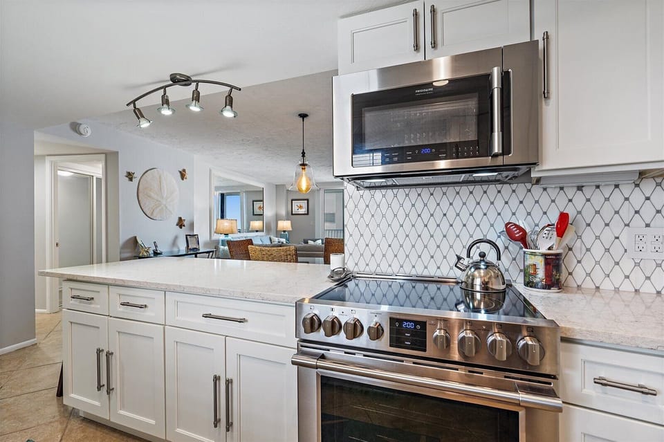 Beautiful kitchen with brand new high end appliances and Quartz Countertops
