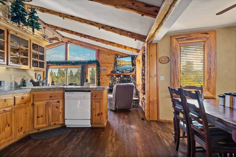 Amazing log-lined vaulted ceilings, open concept kitchen and views all around Bearadise. The rustic cabin decor makes this cabin feel so authentic for families and friends.