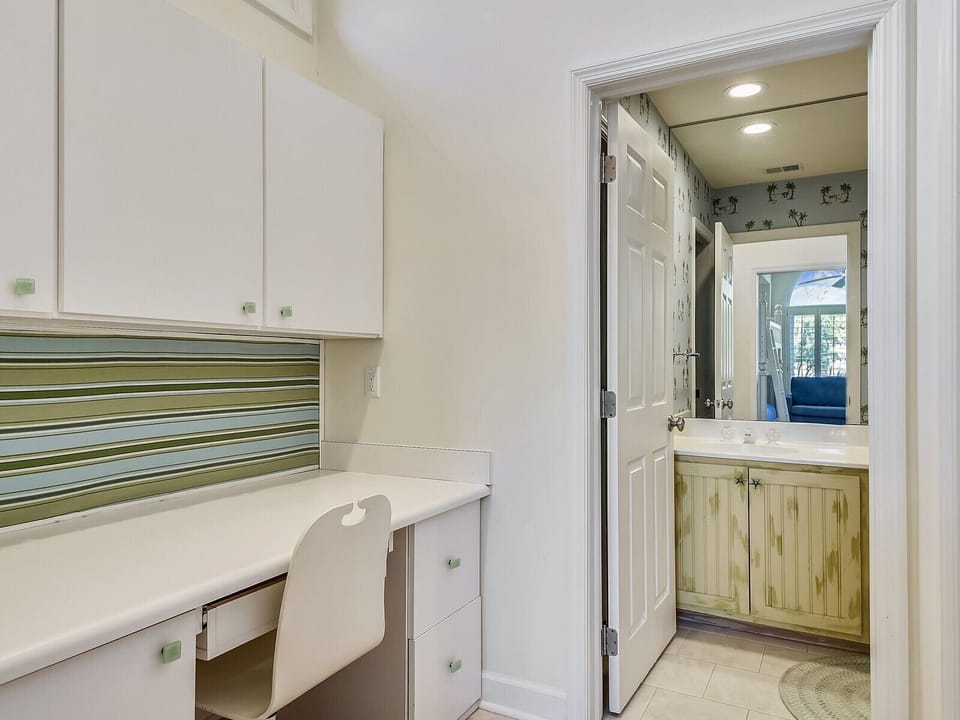 Private Guest Bathroom at 6 Ruddy Turnstone