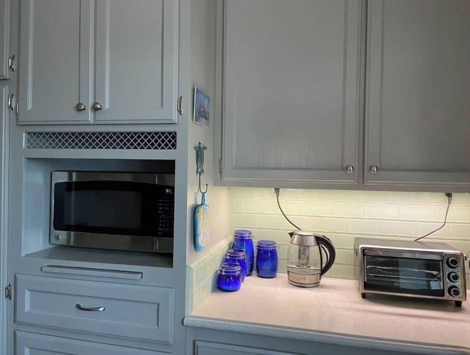 Appliances hot water, coffee maker, toaster, toaster oven, blender. 