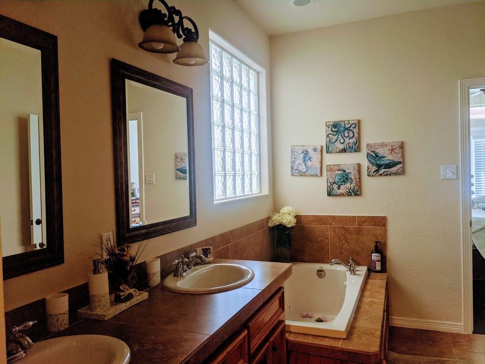 Downstairs bath with jacuzzi tub