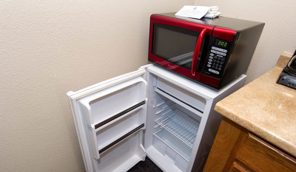 Deluxe Room, 1 King Bed, Jetted Tub (First Floor) | Mini-refrigerator