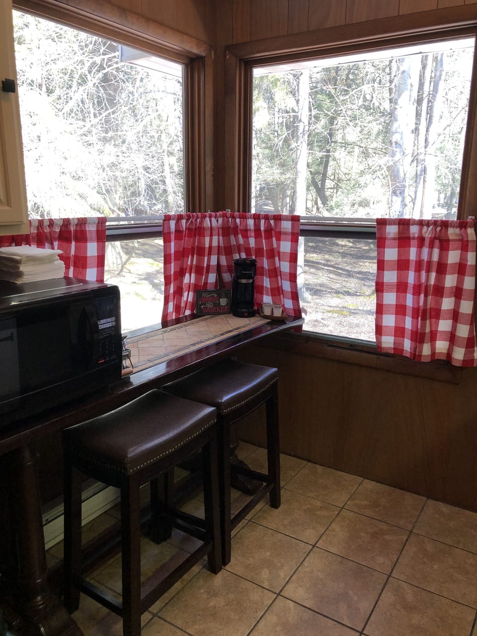 Cozy kitchen with big windows, watch the birds while you have your coffee