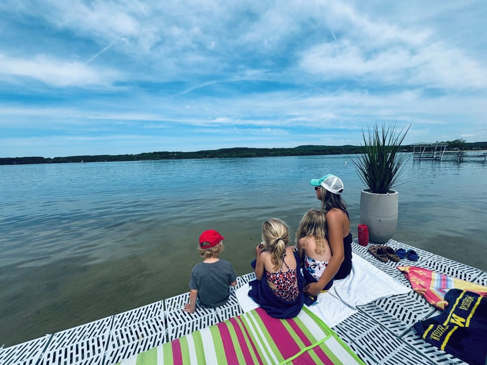 Awesome private dock with a Mom approved landing, fantastic for the kids