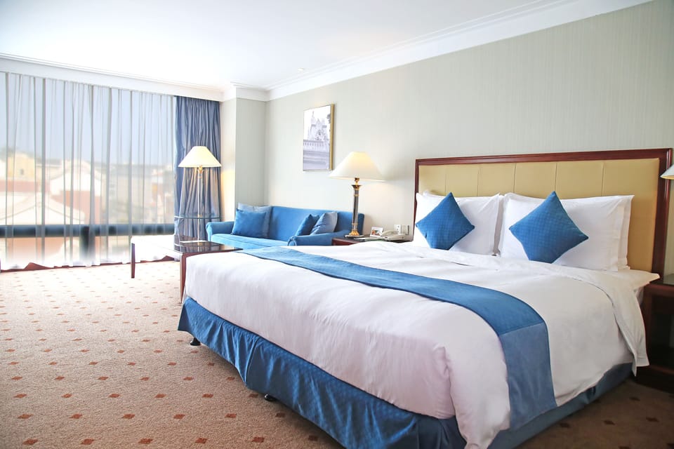 Executive Deluxe Queen Room | In-room safe, desk, free WiFi, bed sheets