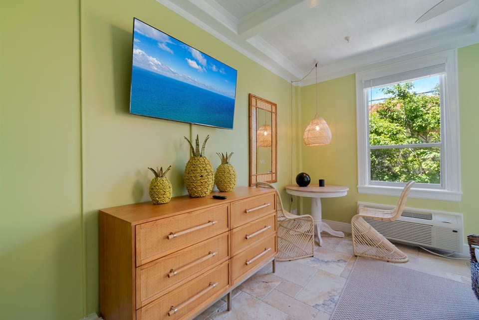 King bed corner unit, view of the back yard
